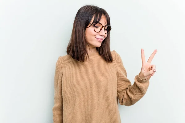 Joven Mujer Caucásica Aislada Sobre Fondo Blanco Alegre Despreocupada Mostrando —  Fotos de Stock