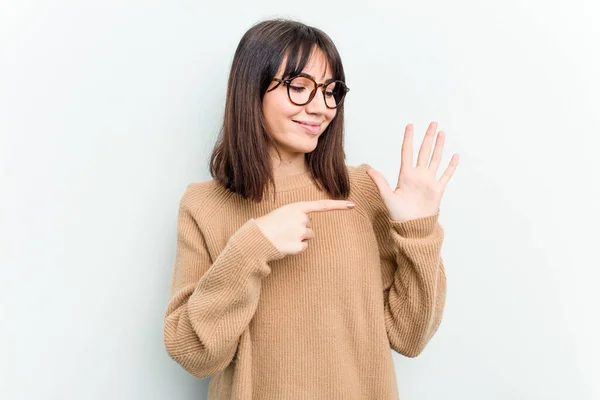 Ung Kaukasiska Kvinna Isolerad Vit Bakgrund Ler Glad Visar Nummer — Stockfoto