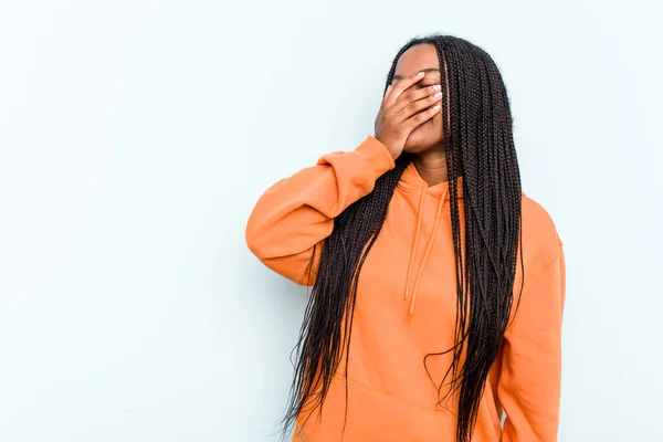 Молодая Афроамериканка Косичками Синем Фоне Смеется Счастливой Беззаботной Естественной Эмоцией — стоковое фото