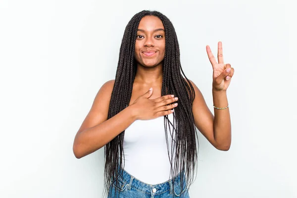 Genç Afrikalı Amerikalı Kadın Beyaz Arka Planda Izole Edilmiş Yemin — Stok fotoğraf