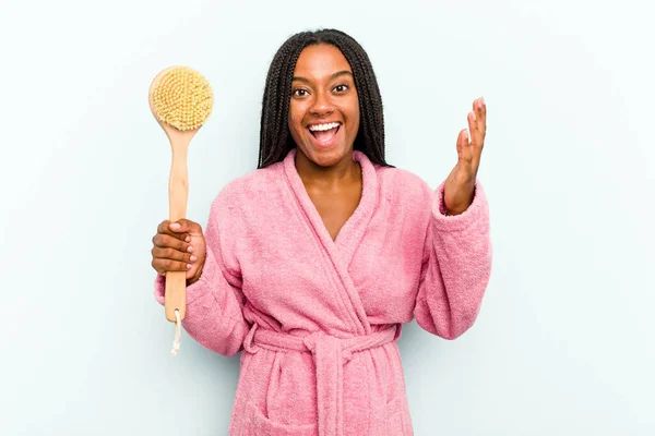Young African American Woman Holding Bathtub Brush Isolated Blue Background — Stock Photo, Image