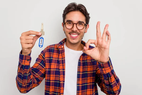 Junge Hispanische Mann Hält Hausschlüssel Isoliert Auf Weißem Hintergrund Fröhlich — Stockfoto