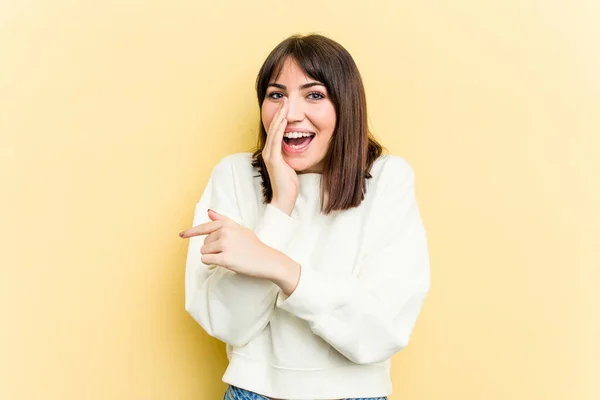 Young Caucasian Woman Isolated Yellow Background Saying Gossip Pointing Side — Stock Photo, Image