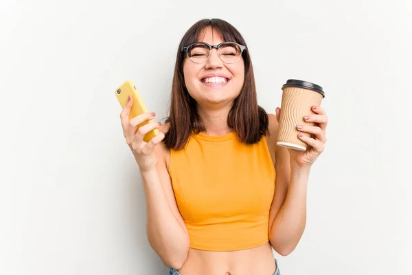Jonge Blanke Vrouw Met Een Take Away Koffie Een Mobiele — Stockfoto