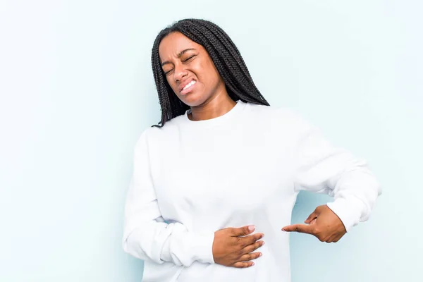 Jonge Afro Amerikaanse Vrouw Met Vlechten Haar Geïsoleerd Blauwe Achtergrond — Stockfoto