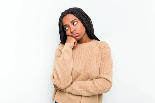 Mladý Africký Americký Žena Izolovaný Bílém Pozadí Unavený Opakující Úkol — Stock fotografie