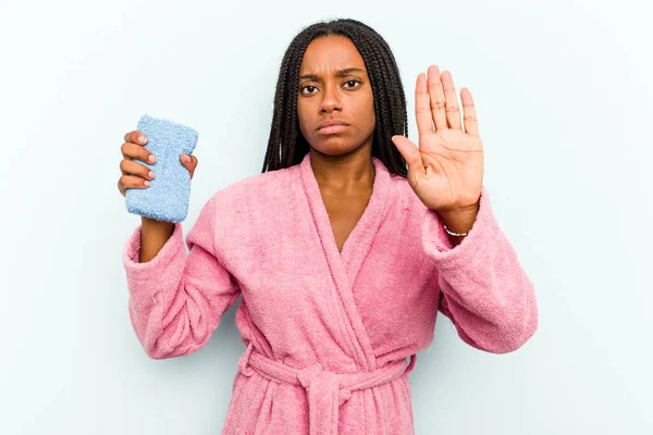 Ung Afroamerikansk Kvinna Håller Svamp Isolerad Blå Bakgrund Står Med — Stockfoto