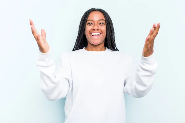 Jonge Afro Amerikaanse Vrouw Met Vlechten Haar Geïsoleerd Blauwe Achtergrond — Stockfoto