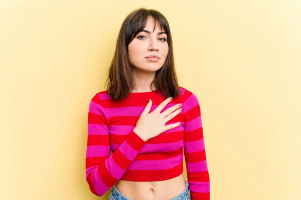 Ung Kaukasisk Kvinna Isolerad Gul Bakgrund Sätta Handen Bröstet — Stockfoto