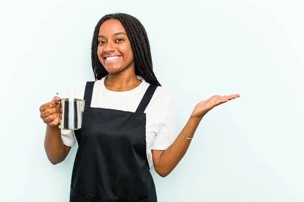 Jovem Barista Afro Americano Isolado Fundo Azul Mostrando Espaço Cópia — Fotografia de Stock