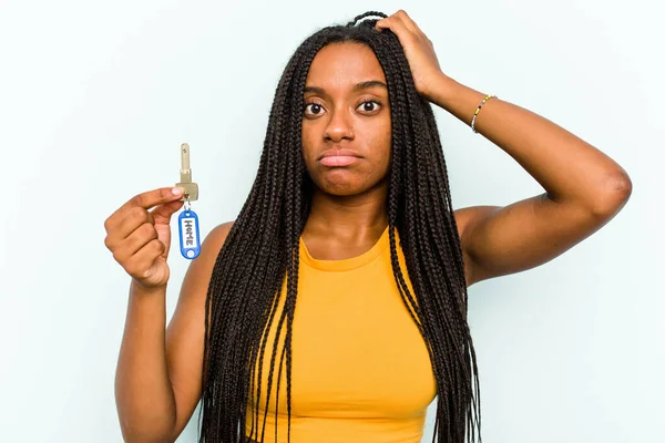 Mladá Afroameričanka Držící Klíče Domova Izolované Modrém Pozadí Byla Šokována — Stock fotografie