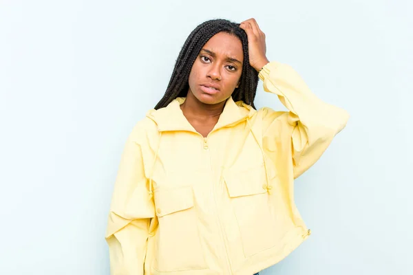 Giovane Donna Afroamericana Con Trecce Capelli Isolati Sfondo Blu Stanco — Foto Stock