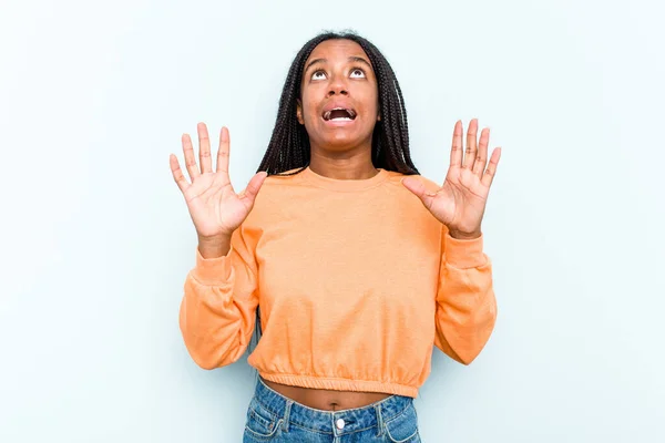 Ung Afroamerikansk Kvinna Med Flätor Hår Isolerad Blå Bakgrund Skriker — Stockfoto