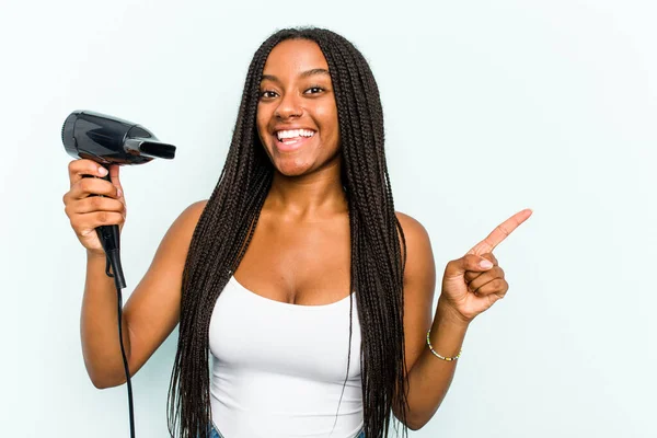 Jeune Afro Américaine Tenant Sèche Cheveux Isolé Sur Fond Bleu — Photo