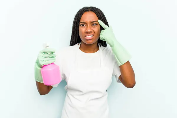 Młoda Afroamerykanka Sprzątaczka Odizolowana Niebieskim Tle Pokazuje Rozczarowujący Gest Palcem — Zdjęcie stockowe