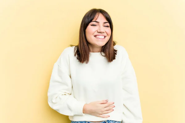 Młoda Kaukaska Kobieta Wyizolowana Żółtym Tle Dotyka Brzucha Uśmiecha Się — Zdjęcie stockowe