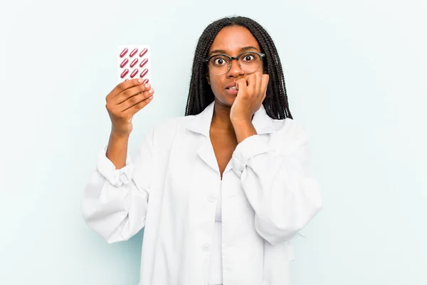 Jeune Pharmacienne Afro Américaine Isolée Sur Fond Bleu Les Ongles — Photo