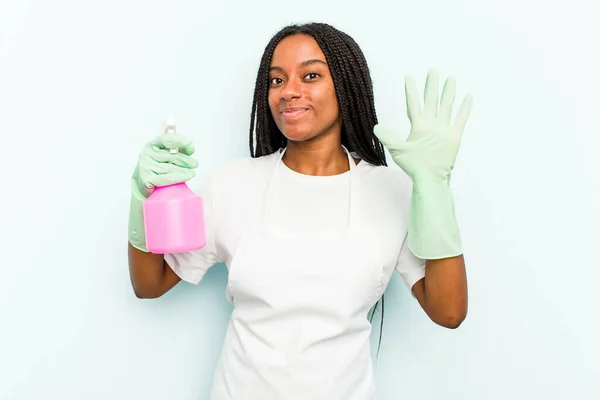 Młoda Afroamerykanka Sprzątaczka Odizolowana Niebieskim Tle Uśmiecha Się Radośnie Pokazując — Zdjęcie stockowe