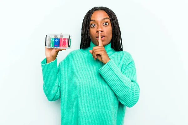 Ung Afroamerikansk Kvinna Håller Batteribox Isolerad Blå Bakgrund Hålla Hemlighet — Stockfoto