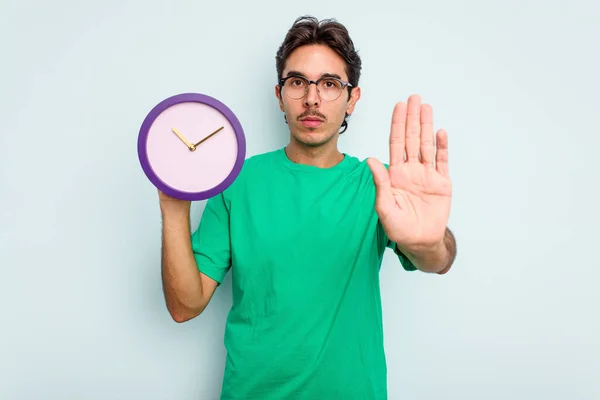 Giovane Uomo Ispanico Possesso Orologio Isolato Sfondo Bianco Piedi Con — Foto Stock