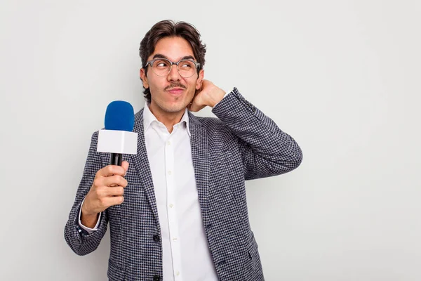 Mladý Hispánský Televizní Moderátor Muž Izolovaný Bílém Pozadí Dotýkající Zátylku — Stock fotografie