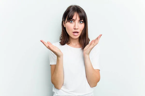 Giovane Donna Caucasica Isolata Sfondo Bianco Sorpreso Scioccato — Foto Stock