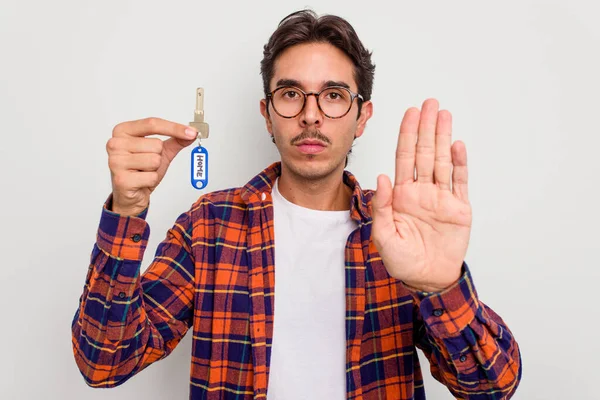 Mladý Hispánec Drží Doma Klíče Izolované Bílém Pozadí Stojí Nataženou — Stock fotografie