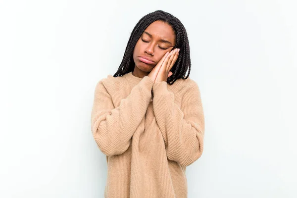 Mladý Africký Američan Žena Izolovaný Bílém Pozadí Zívání Ukazující Unavené — Stock fotografie