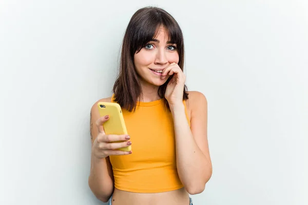 Jeune Femme Caucasienne Utilisant Téléphone Portable Isolé Sur Fond Blanc — Photo