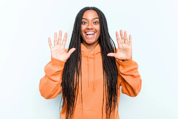 Jovem Afro Americana Com Tranças Cabelo Isolado Fundo Azul Recebendo — Fotografia de Stock