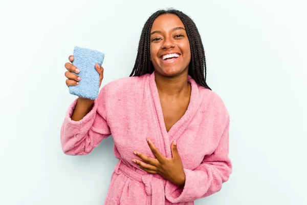 Young African American Woman Holding Sponge Isolated Blue Background Laughs — Stock Photo, Image