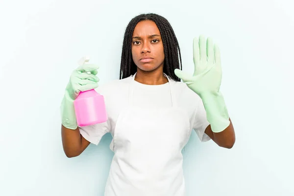 Młoda Afroamerykanka Sprzątaczka Odizolowana Niebieskim Tle Stojąca Wyciągniętą Ręką Pokazująca — Zdjęcie stockowe
