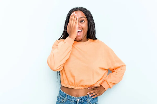 Jovem Afro Americana Com Tranças Cabelo Isolado Fundo Azul Divertindo — Fotografia de Stock