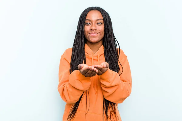 Mavi Arka Planda Saç Örgüsü Olan Genç Afrikalı Amerikalı Kadın — Stok fotoğraf