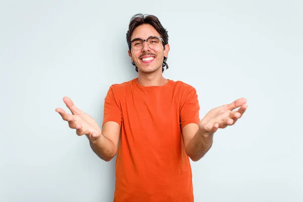 Young Hispanic Man Isolated Blue Background Showing Welcome Expression — ストック写真