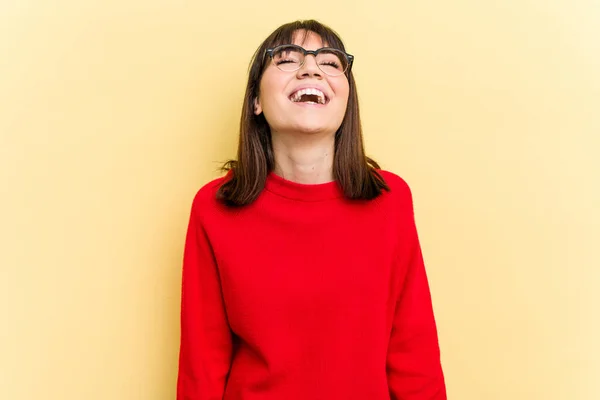 Młoda Kaukaska Kobieta Izolowane Żółtym Tle Zrelaksowany Szczęśliwy Śmiech Szyi — Zdjęcie stockowe