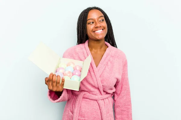 Jeune Afro Américaine Tenant Une Boule Aromatique Pour Baignoire Isolée — Photo