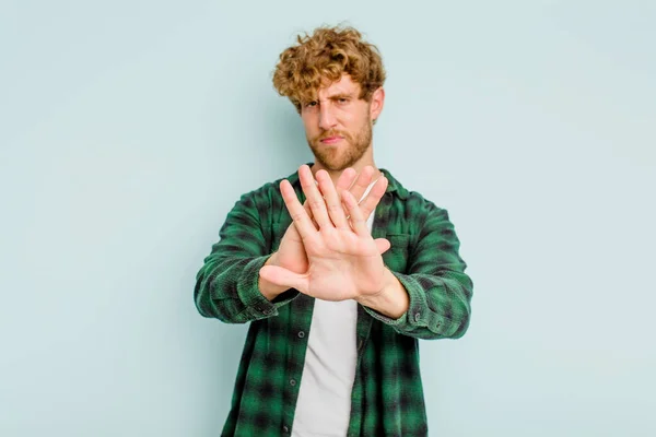 Junger Kaukasischer Mann Isoliert Auf Blauem Hintergrund Stehend Mit Ausgestreckter — Stockfoto