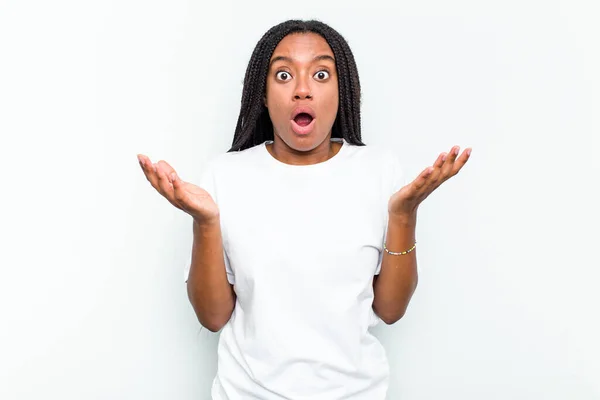 Mladý Africký Američan Žena Izolovaný Bílém Pozadí Překvapený Šokovaný — Stock fotografie