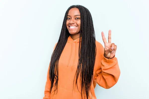 Ung Afroamerikansk Kvinna Med Flätor Hår Isolerad Blå Bakgrund Visar — Stockfoto