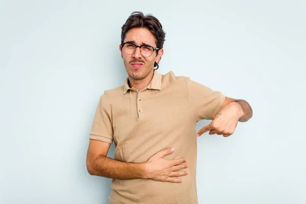 Junger Hispanischer Mann Isoliert Auf Blauem Hintergrund Mit Leberschmerzen Bauchschmerzen — Stockfoto