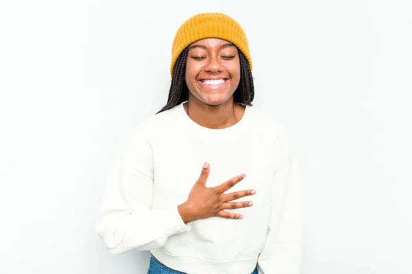 被白色背景隔离的年轻的非洲裔美国女人大声笑着把手放在胸前 — 图库照片