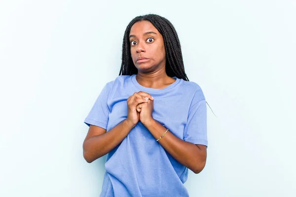 Ung Afroamerikansk Kvinna Med Flätor Hår Isolerad Blå Bakgrund Rädd — Stockfoto