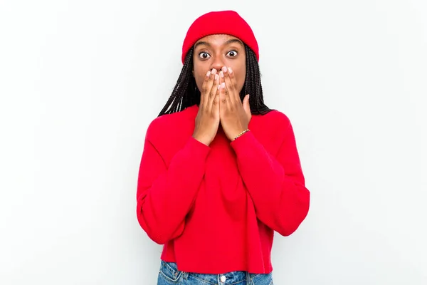 Junge Afroamerikanerin Isoliert Auf Weißem Hintergrund Schockiert Mund Mit Händen — Stockfoto