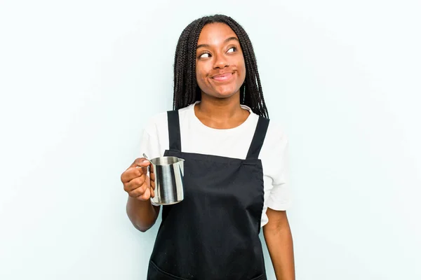 Giovane Donna Barista Afroamericana Isolata Sfondo Blu Sognando Raggiungere Obiettivi — Foto Stock