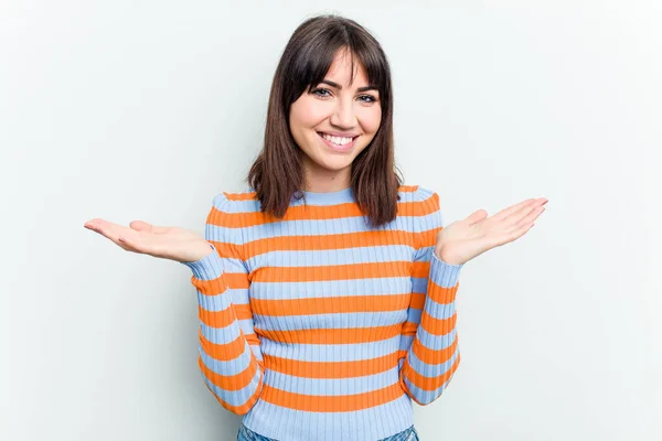 Junge Kaukasische Frau Isoliert Auf Weißem Hintergrund Macht Waage Mit — Stockfoto