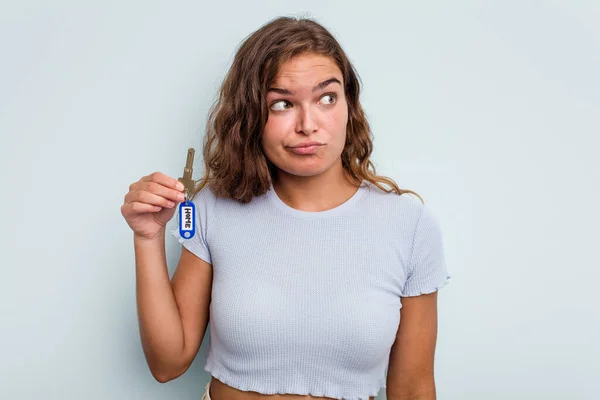 Young Caucasian Woman Holding Home Keys Isolated Blue Background Confused — Photo