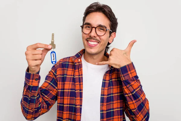 Jonge Spaanse Man Met Huissleutels Geïsoleerd Witte Achtergrond Met Een — Stockfoto