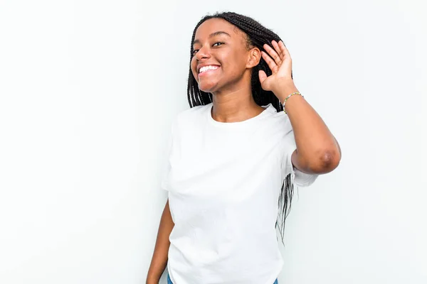 Ung Afrikansk Amerikansk Kvinna Isolerad Vit Bakgrund Försöker Lyssna Ett — Stockfoto