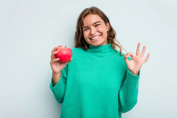 Junge Kaukasische Frau Mit Einem Apfel Isoliert Auf Blauem Hintergrund — Stockfoto